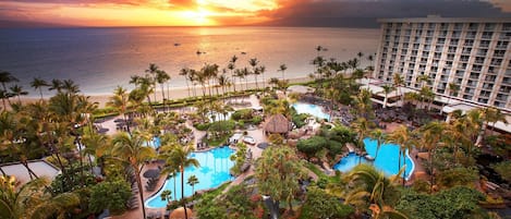 Located on pristine, coral-free Ka‘anapali North Beach.