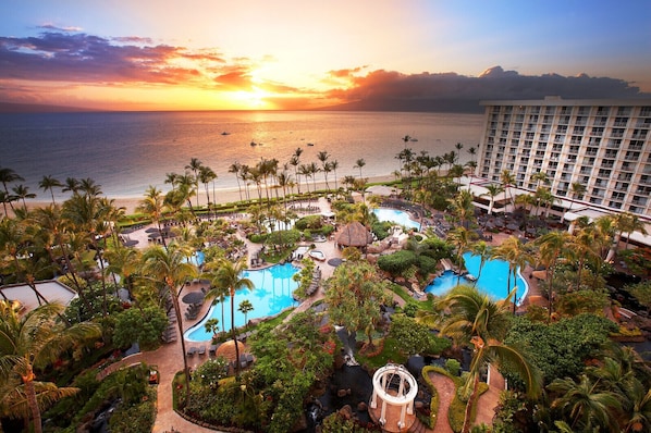 Located on pristine, coral-free Ka‘anapali North Beach.