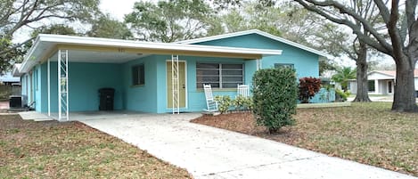 4 bed 3 bath home close to beach ideal for a large group!