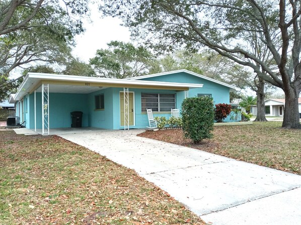 4 bed 3 bath home close to beach ideal for a large group!
