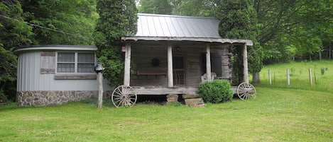 Cool Summer Days await. Cozy Cabin, Great View, 10 minutes from Boone