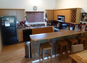 Breakfast bar and open kitchen, 4 stools