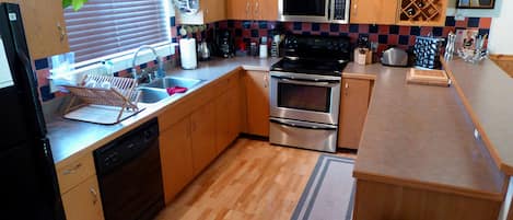 Gourmet kitchen fully equipped: wok, blender, griddle, crock pot, staples, etc.