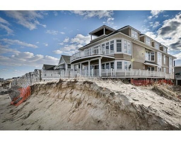 Ocean Front Luxury 3 Bedroom Condo Sleeps 6 Chefs Kitchen, Amazing Views!
