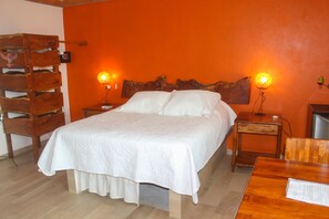 Studio Perico´s confortable Queen bed ready for restfull nights