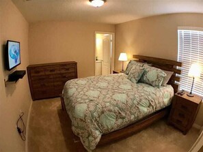 Second Bedroom w Queen Size Bedroom