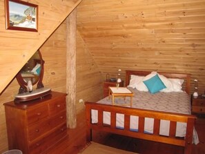 Up stairs loft bedroom- queen bed