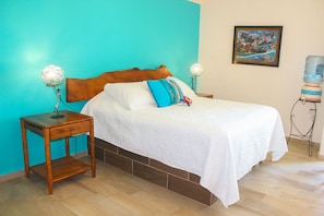 Confortable Queen bed in Studio Concha , AC, private full bathroom and kitchenet