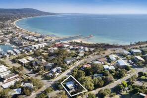 Walking distance to Safety Beach and 300m to Tassell's Cove Dog Beach and cafes