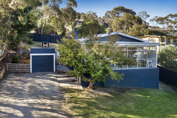 Light filled seaside cottage close to cafes and wineries