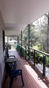 A PEACEFUL GETAWAY AMONGST THE BUSH, CLOSE TO THE OCEAN AND MORUYA RIVER