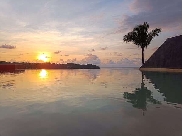Rooftop infinity pool for all guests at studio Palma, Villa los Corales 