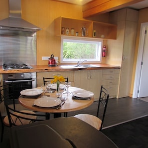Kitchen & dining