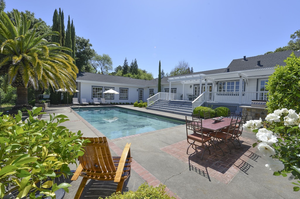 Poolside alfresco dining.