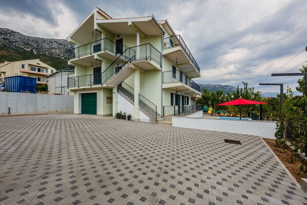 House and driveway with private parking