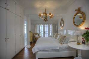 King size en suite that can be changed to twin bedded room, private patio