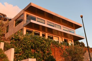 FRONT  HOUSE 
