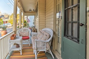 Covered Front Porch w/ Seating