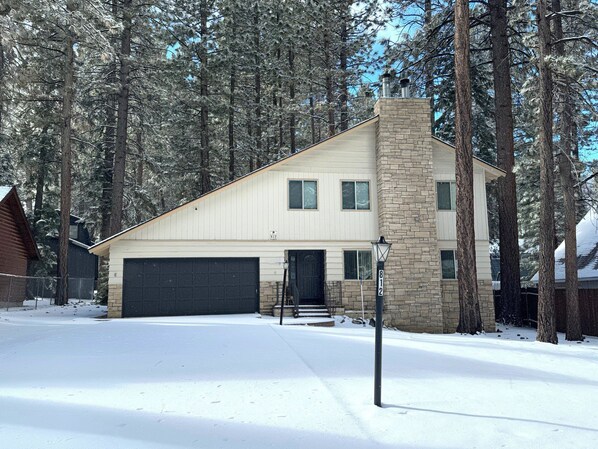 Snow covered Big Bear Cool Cabins, Sky Krest