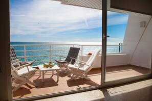 You cannot be closer to the sea!