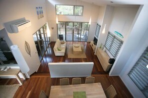Lounge/Dining 