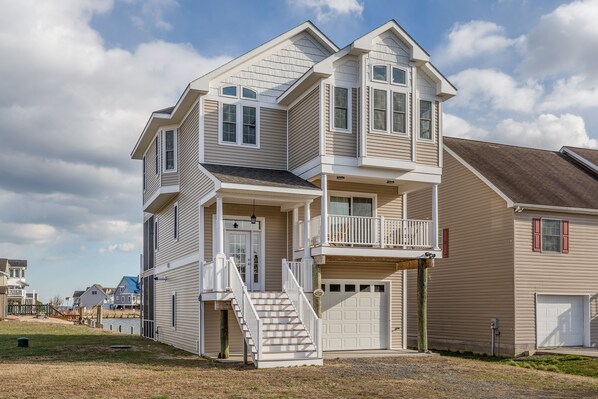 Tropical Calypso in Captain`s Cove is a Waterfront Dream Home.
