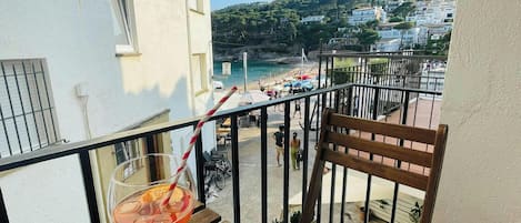 amazing view of the promenade of Tamariu. Balcony located right next to the beach. Watch your children play from the comfort of your balcony :)