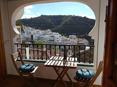 Perfectly positioned well appointed apartment in the center of competa 