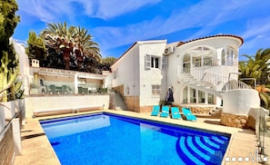 Villa with private pool and stunning sea views