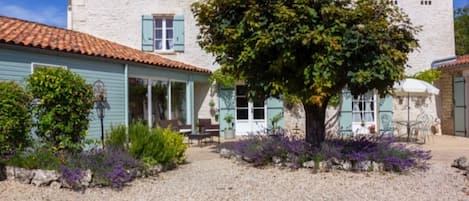 Lemonie Farmhouse private courtyard in the sun.