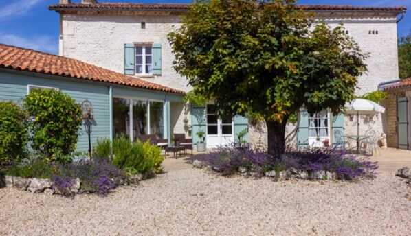 Lemonie Farmhouse private courtyard in the sun.