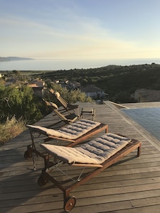 Casa moderna con piscina privada y vistas impresionantes a 800 metros de la playa