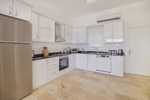 Modern well equipped kitchen.