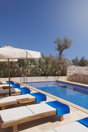 Peaceful location amongst olive trees. Plenty of space for 6 sunbeds!