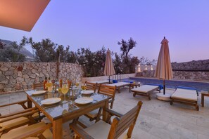 Afresco dinning and sunbeds for 6 guests. Very spacious.