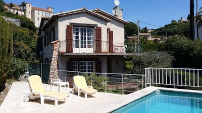 Villa con vistas al mar, con piscina y jardín sombreado