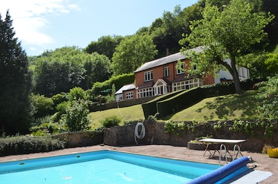 Riversdale Lodge is set in the heart of Symonds Yat overlooking the River Wye. 