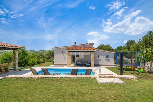 Harriet - Family holiday House in Istria - outside dining table and barbecue