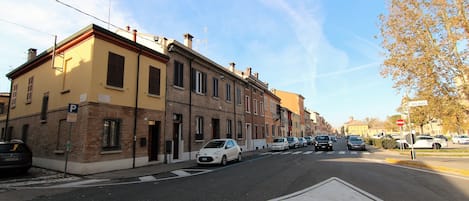 Via di Roma 4
prima casa gialla in angolo