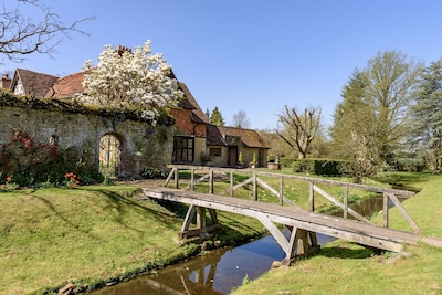 Great Tangley Manor 11th C Manor with indoor heated pool, London less than 1 hr
