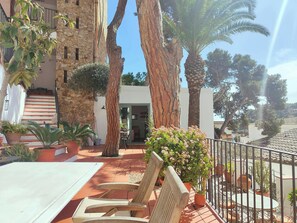 Close to the beach and surrounded by nature. They are comfortable apartments, well located close to the sea and very quiet, which is rare this close to the beach. We have done our best to make the apartments and its communal garden, cozy and comfortable s