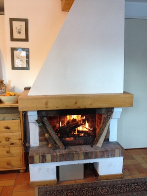 Welcoming log fire - just pour a glass of wine and relax!
Cheminée accueillante.