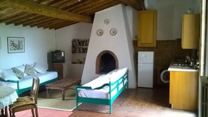 sitting room with kitchen 