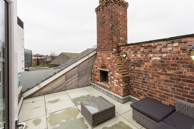 2 Bed Penthouse with Roof Terrace + parking near Metro to Old Trafford & City 