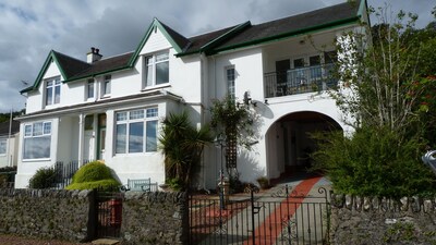 Villa de lujo de 3 dormitorios en la costa que ofrece balcones delanteros y traseros.