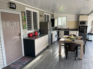 CUISINE toute équipée, sur la terrasse