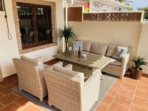 Comfortable sofa-diner with seating for 5 people.