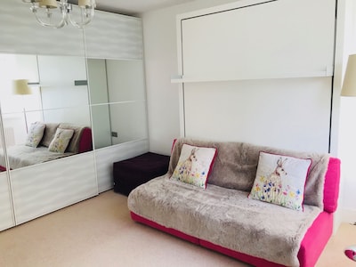 Central London stylish newly decorate studio