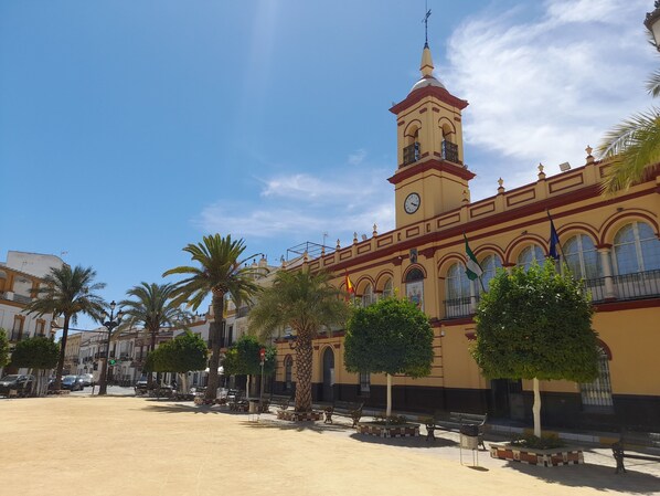 Alrededores: Plaza del Ayuntamiento. Plaza de la Corredera