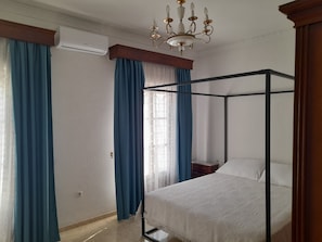 Habitación principal con cama de matrimonio y dos balcones